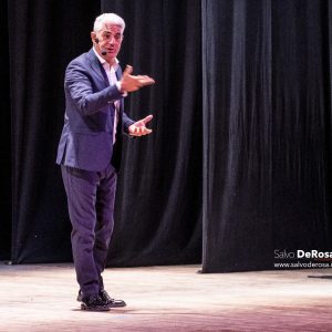 Strepitoso successo per l’one-man-show Biagio Izzo al Cineteatro Sant’Aniello di Castel Volturno