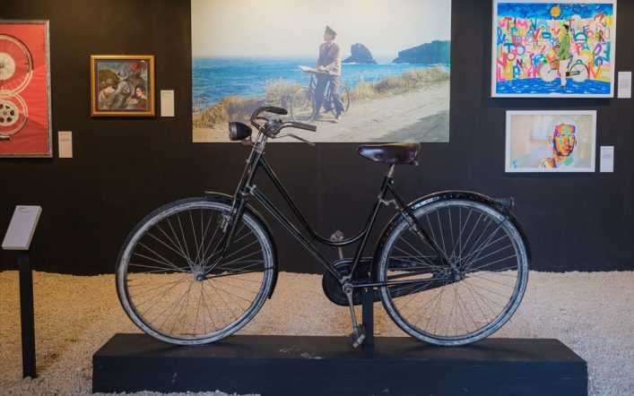 Alla mostra d’arte “Il Postino dietro le quinte. I volti di Massimo Troisi” fa ritorno la bicicletta de Il Postino