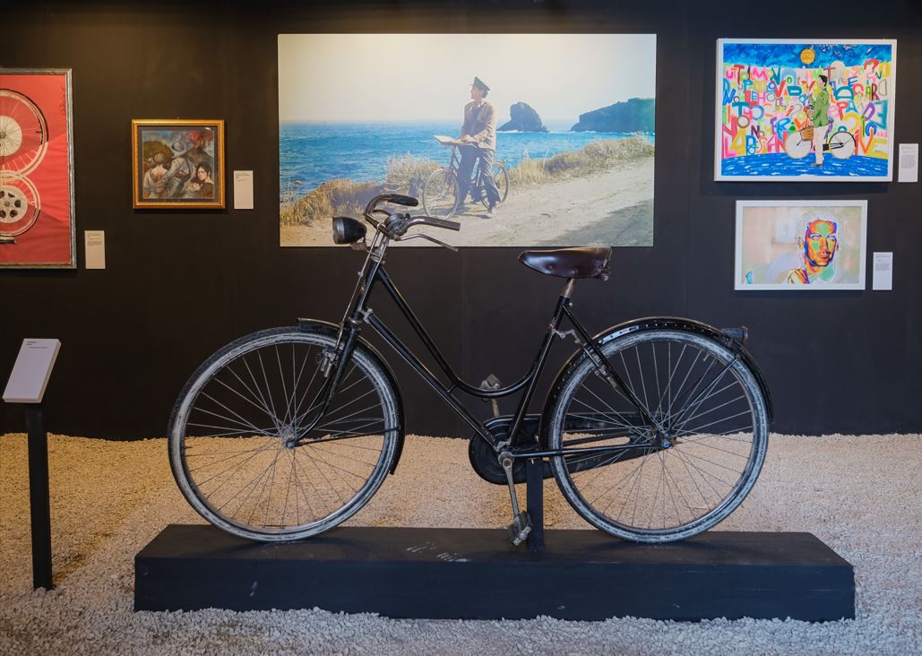 Alla mostra d’arte “Il Postino dietro le quinte. I volti di Massimo Troisi” fa ritorno la bicicletta de Il Postino
