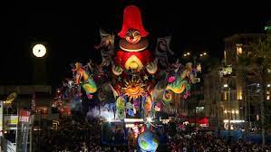 Grande euforia del Carnevale di Viareggio per il Giovedì grasso e oggi un’altro appuntamento mascherato