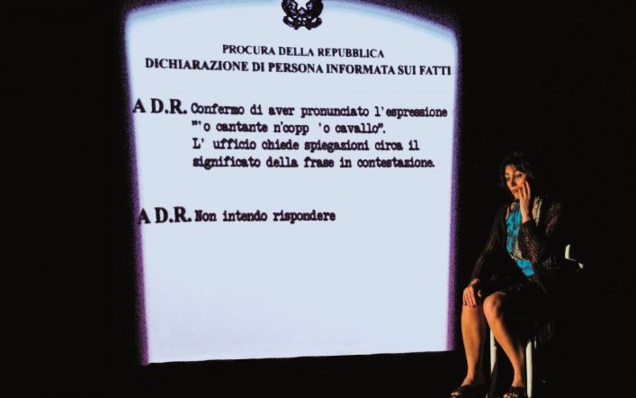 Antonella Stefanucci nello spettacolo di teatro civile “Pregiudizi convergenti” di Domenico Ciruzzi al Trianon Viviani