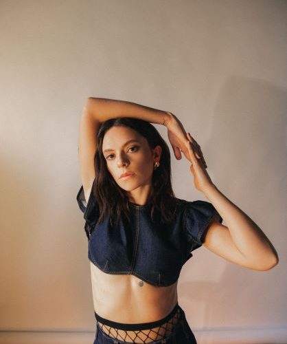 La cantautrice Francesca Michielin conclude il tour Bonsoir! Michielin 10 al Teatro Bellini di Napoli