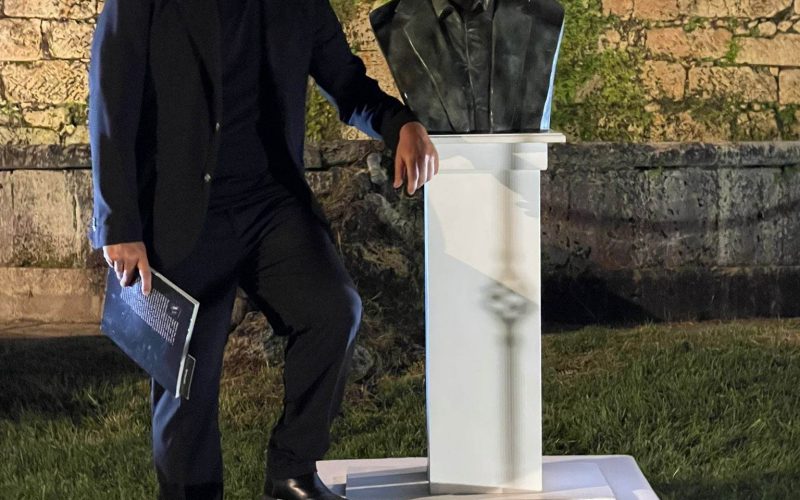 Lo scultore Domenico Sepe realizza un busto in bronzo per il noto produttore cinematografico Albert Romolo Broccoli