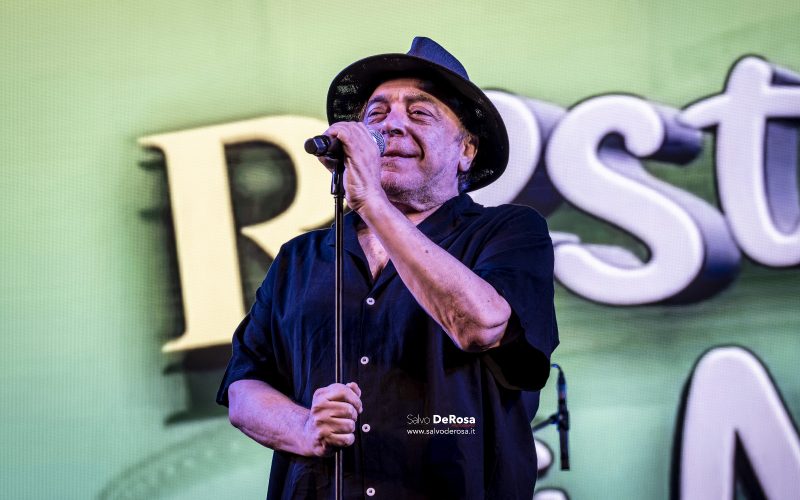 Magica serata inaugurale della rassegna “Restate a Napoli”: Nino Frassica incanta tutti