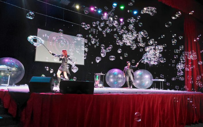 Il magico mondo delle bolle di sapone con uno straordinario spettacolo a MagicLand: “Bubbles & Magic Show”.