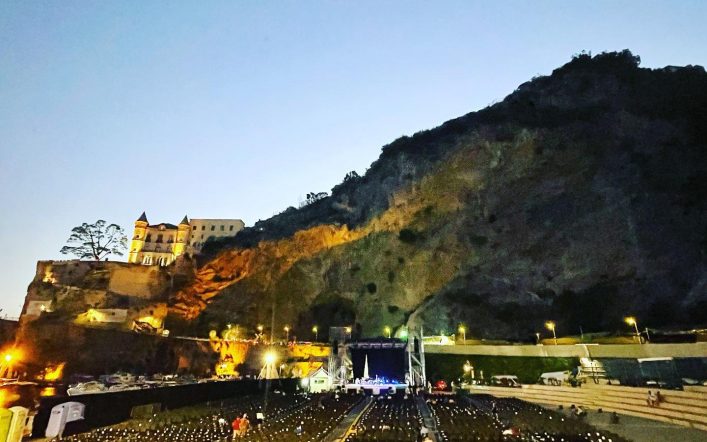TRE APPUNTAMENTI AD AGOSTO ALL’ANFITEATRO DEL PORTO TURISTICO DI MAIORI: RICCHI E POVERI, OFFICIAL PARTY DI RADIO IBIZA E VASKOM TRIBUTO A VASCO ROSSI.