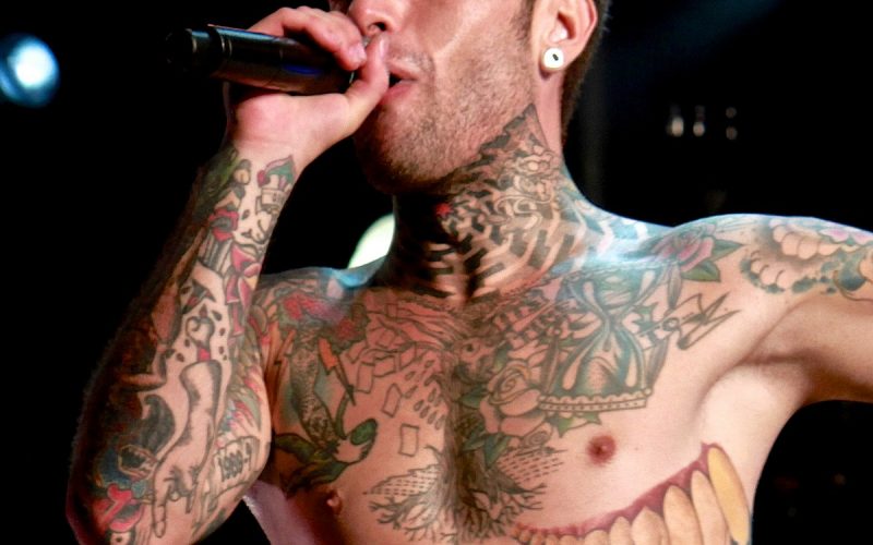 Fedez tra il caos mediatico desisterà da un possibile ritiro dalla 75esima edizione del Festival di Sanremo