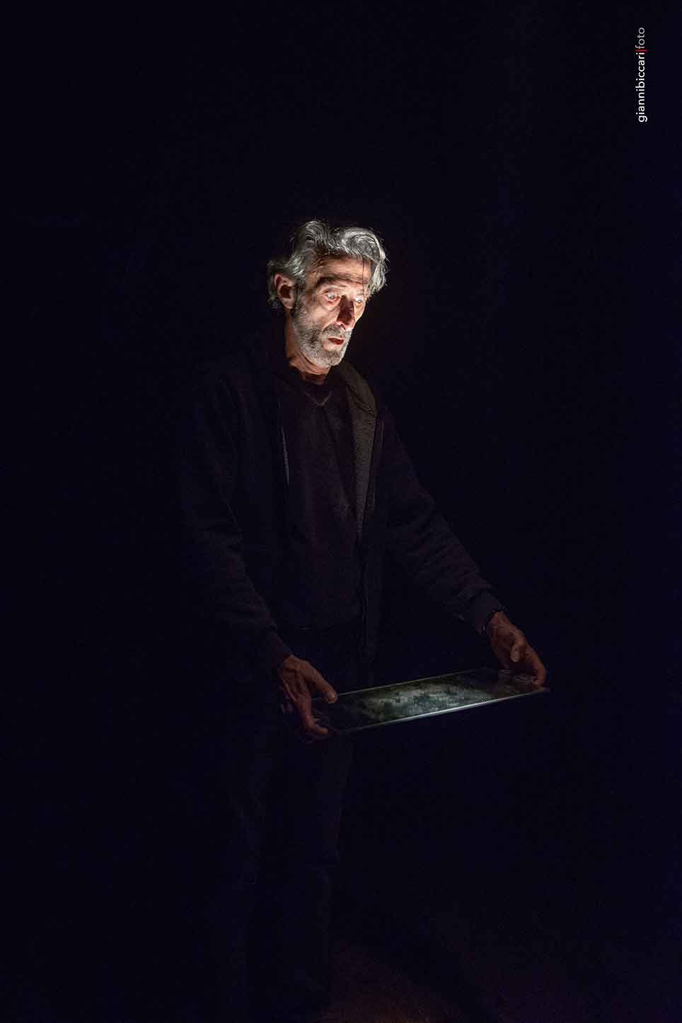 AL TEATRO BOLIVAR SARÀ DI SCENA “SAGOMA – MONOLOGO PER LUCE SOLA” PER E CON NANDO PAONE