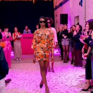 Pinko, trunk show con 300 ospiti: riflettori sulla collezione spring-summer 2026 