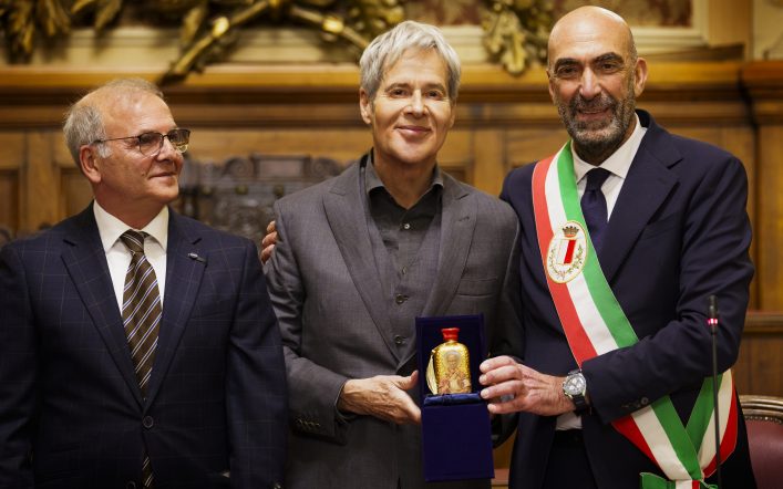 Il Sindaco di Bari consegna a Claudio Baglioni le chiavi della Città.