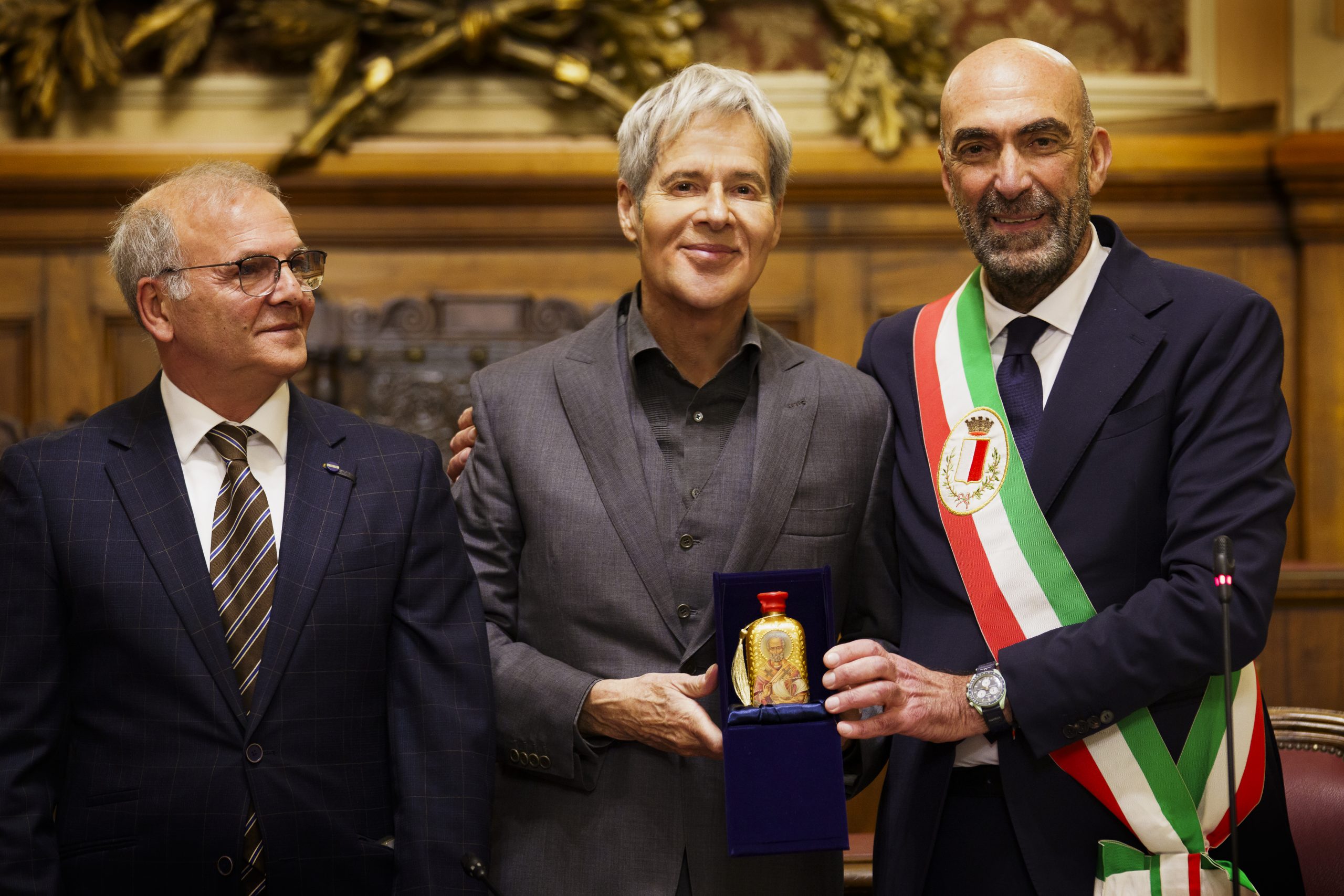 Il Sindaco di Bari consegna a Claudio Baglioni le chiavi della Città.